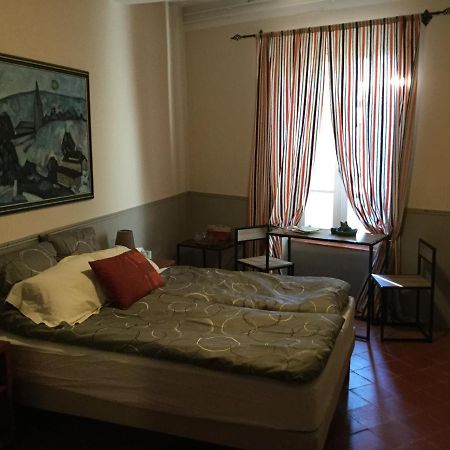 Les Hirondelles Bed & Breakfast Argeliers Exterior foto
